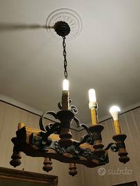 Lampadario rustico in ferro e legno