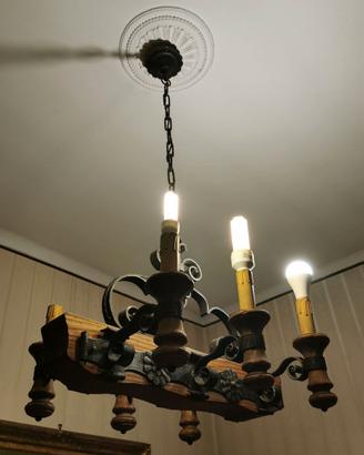 Lampadario rustico in ferro e legno