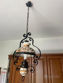 Lampadario in ferro battuto e ceramica decorata