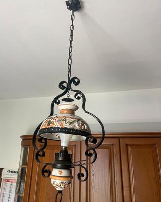 Lampadario in ferro battuto e ceramica decorata