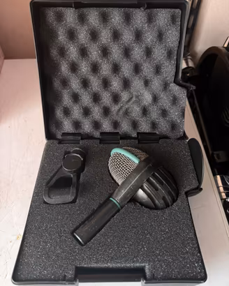 AKG d-112