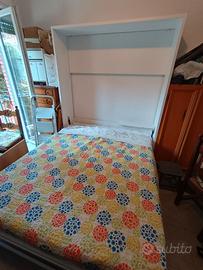 Letto retraibile con scomparsa a muro