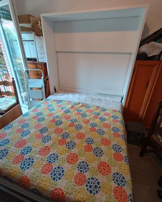 Letto retraibile con scomparsa a muro