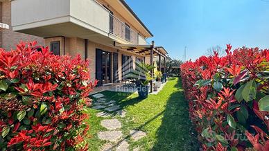 Piano terra con corte e ampio garage