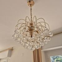 Lampadario in cristallo e ottone stile vintage