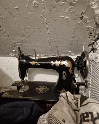 Macchina da cucire Singer vintage da collezione