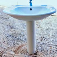 Lavabo con colonna e rubinetto. Colore bianco.