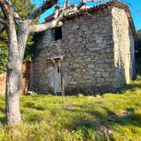 Rustico in sasso indipendente con terreno