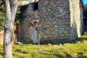 Rustico in sasso indipendente con terreno