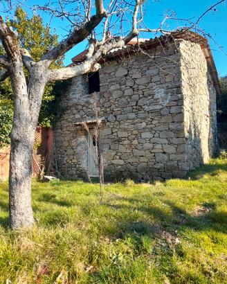 Rustico in sasso indipendente con terreno