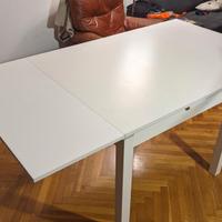 Tavolo Bjursta IKEA in legno bianco