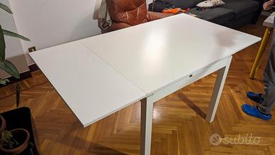 Tavolo Bjursta IKEA in legno bianco