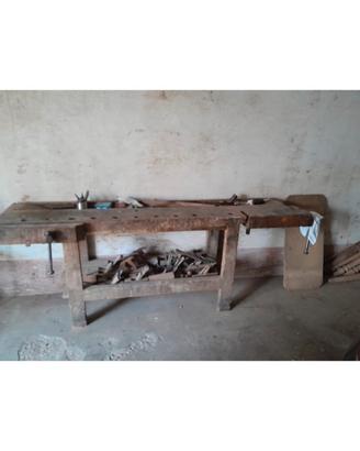 Tavolo da falegname con pialle