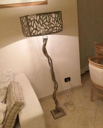 Lampada piantana con paralume in cavallino
