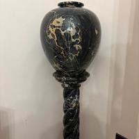 Vaso con colonna, Tavolo con sedie e Rasiere antic