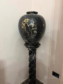 Vaso con colonna, Tavolo con sedie e Rasiere antic