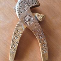 Schiaccianoci vintage in legno intagliato a mano