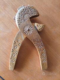 Schiaccianoci vintage in legno intagliato a mano