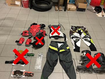 Atrezzatuta e vestiario da cross