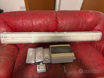 Lampada neon salvavita e tre luci di emergenza in