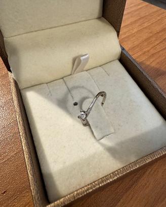 Anello solitario con diamante