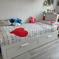 Cameretta, letto,cassettiera.