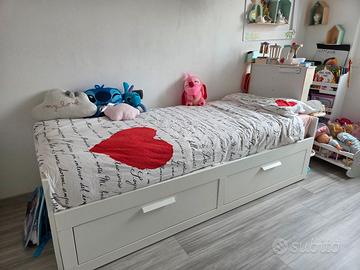 Cameretta, letto,cassettiera.