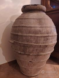 Antica giara o ziro in terracotta per olio d'oliva