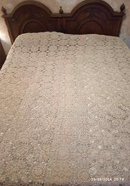 copriletto all'uncinetto 