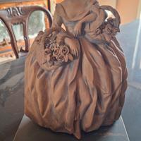 scultura dama con cesti di fiori