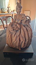 statua dama con cesti di fiori