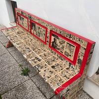 Panca in legno tappezzata con fumetti di Dylan Dog