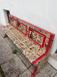 Panca in legno tappezzata con fumetti di Dylan Dog