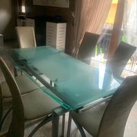 tavolo con sedie rivestite in pelle vera