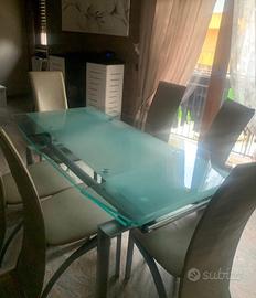 tavolo con sedie rivestite in pelle vera