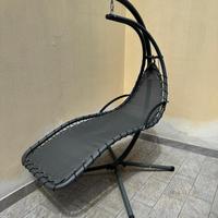 Lettino sospeso con struttura in metallo