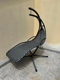 Lettino sospeso con struttura in metallo