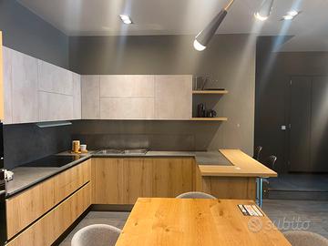 Cucina in legno massiccio angolare in svendita