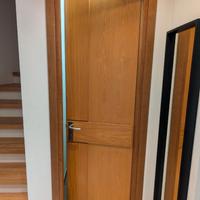 Due porte interne con maniglie e ciambrane