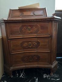 Cassettone con decorazioni