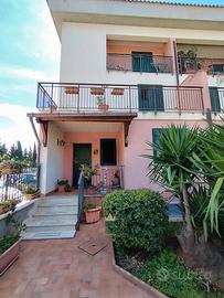 Appartanvilla su 3 livelli con giardino