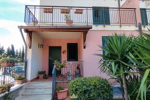 Appartanvilla su 3 livelli con giardino