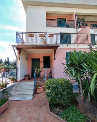 Appartanvilla su 3 livelli con giardino