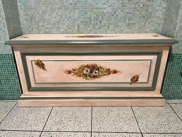 Cassapanca  in legno dipinta
