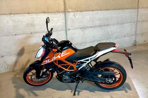 KTM DUKE 390 - 5300 KM - PARI AL NUOVO 
