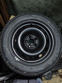 Cerchione  acciaio 5 fori 15" con gomma Pirelli