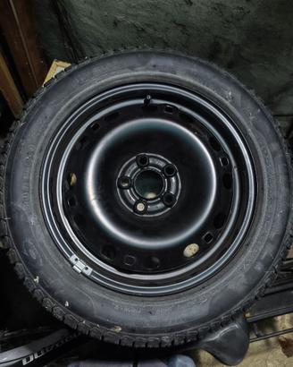 Cerchione  acciaio 5 fori 15" con gomma Pirelli