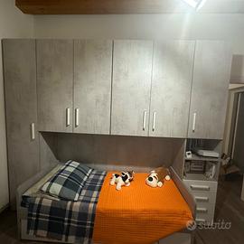 Cameretta con letto estraibile e scrivania