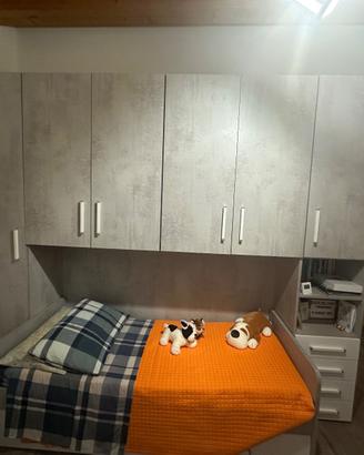 Cameretta con letto estraibile e scrivania