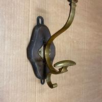 ANTICO APPENDIABITI IN OTTONE E LEGNO.
